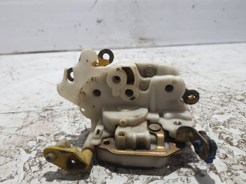 Recambio de cerradura puerta delantera derecha para nissan vanette cargo referencia OEM IAM 805009C105  