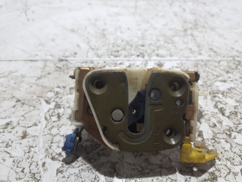 Recambio de cerradura puerta delantera derecha para nissan vanette cargo referencia OEM IAM 805009C105  