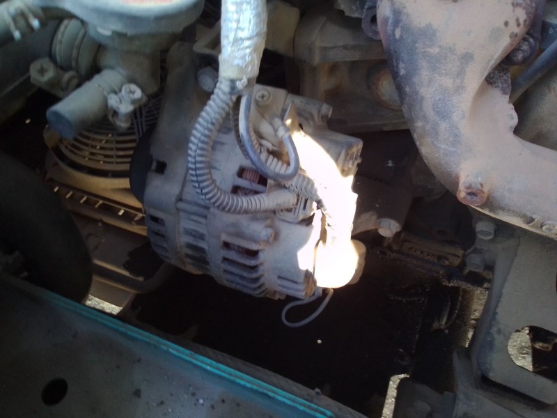 Recambio de alternador para nissan vanette cargo referencia OEM IAM 231000C000  