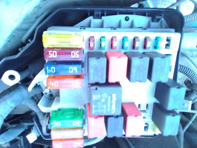 Recambio de caja reles / fusibles para fiat punto berlina referencia OEM IAM 46760257DS  