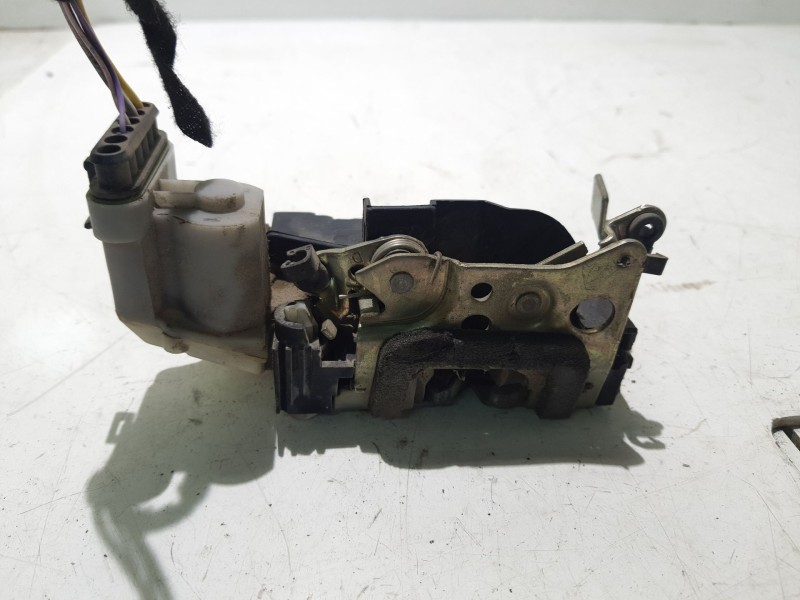 Recambio de cerradura puerta trasera derecha para fiat punto berlina referencia OEM IAM 46536067  