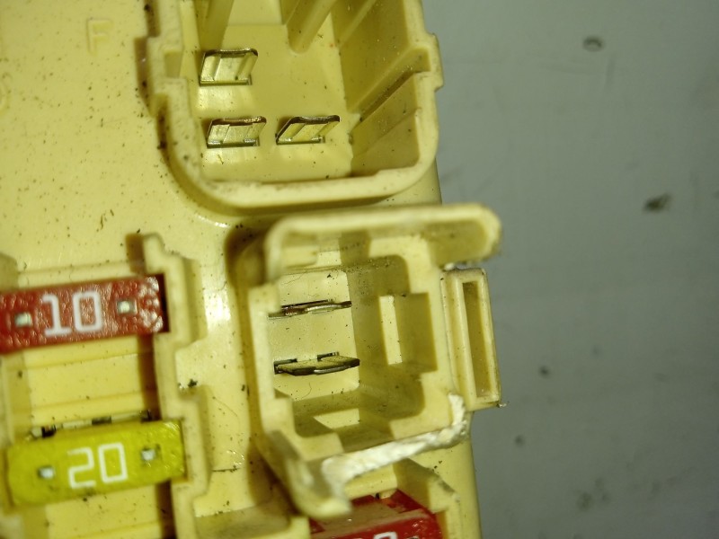 Recambio de caja reles / fusibles para toyota avensis (_t25_) 1.8 (zzt251_) referencia OEM IAM 82641CA010  