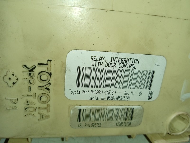 Recambio de caja reles / fusibles para toyota avensis (_t25_) 1.8 (zzt251_) referencia OEM IAM 82641CA010  