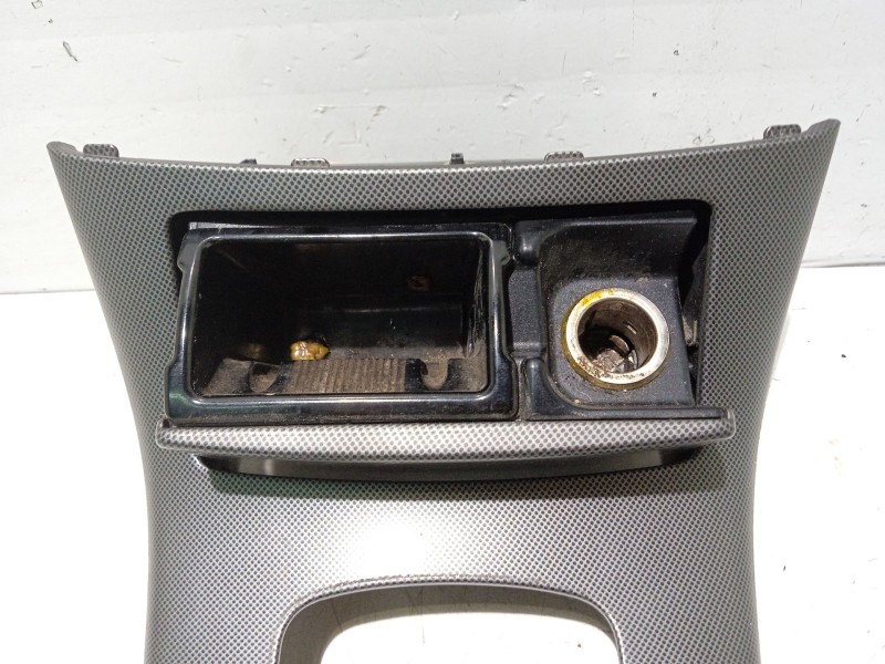 Recambio de moldura para toyota avensis (_t25_) 1.8 (zzt251_) referencia OEM IAM 5882105020  