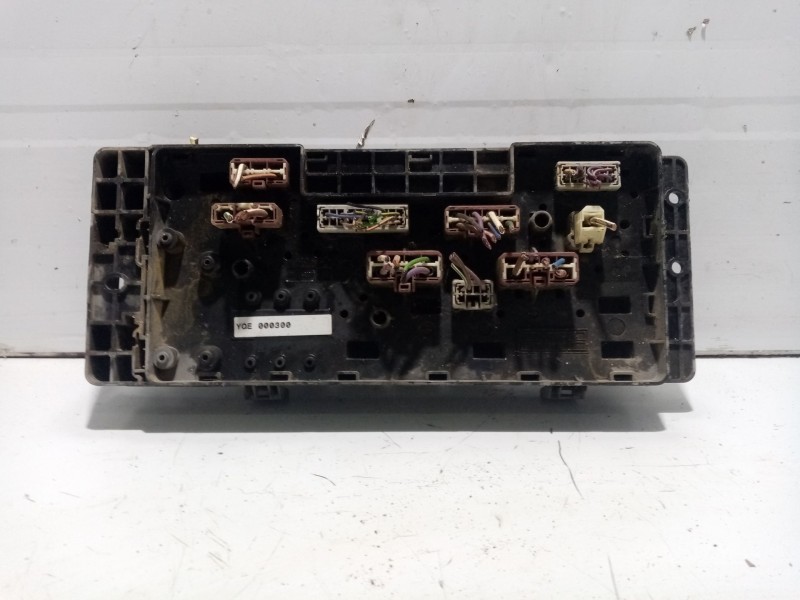 Recambio de caja reles / fusibles para land rover discovery td5 e referencia OEM IAM YQE103800 YQE000300 