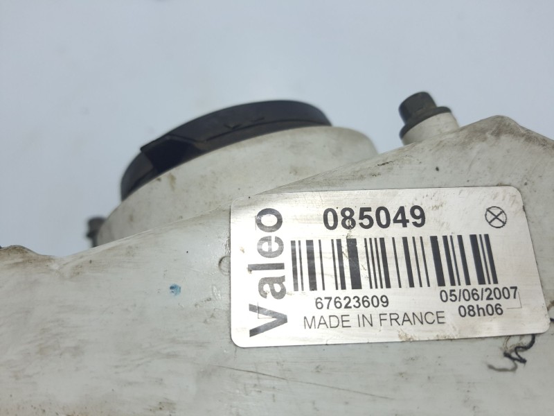 Recambio de faro derecho para nissan serena (c23m) 2.3 diesel referencia OEM IAM 260107C002  