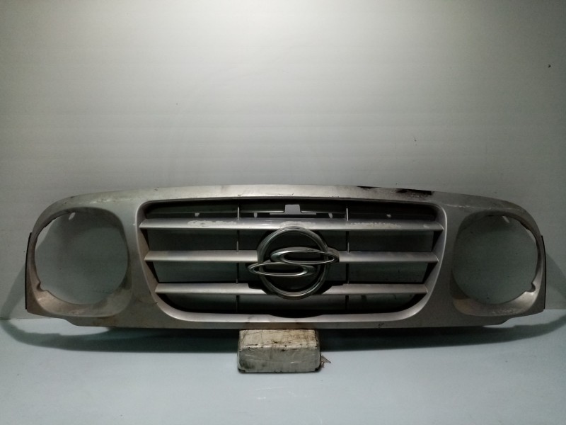 Recambio de calandra delantera de radiador para ssangyong korando referencia OEM IAM 7943106010  
