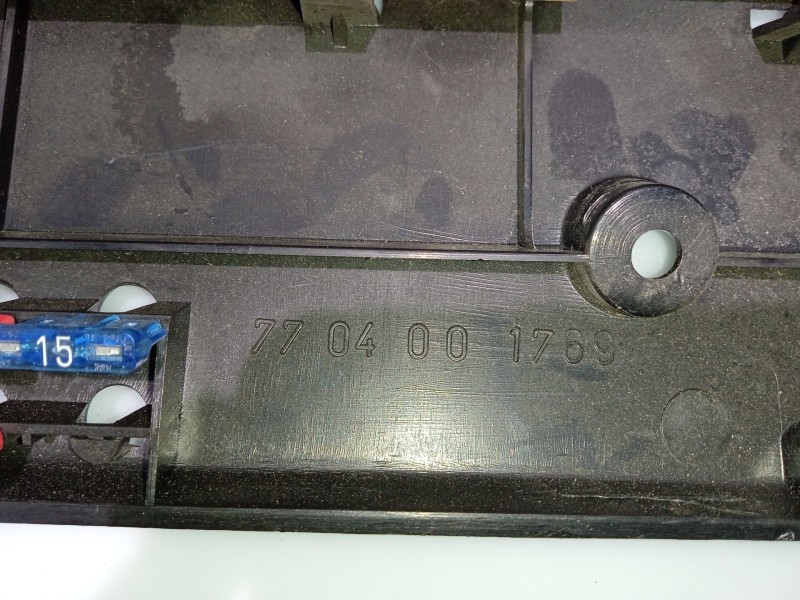 Recambio de moldura para renault r9 referencia OEM IAM 7704001769  