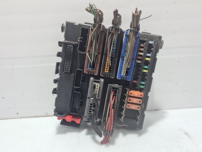 Recambio de caja reles / fusibles para opel vectra c berlina 1.9 cdti cat (z 19 dtl) referencia OEM IAM 13205776  