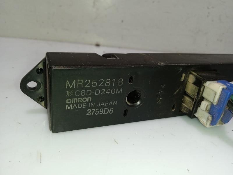 Recambio de mando elevalunas trasero derecho para mitsubishi galant viii (ea_) 2.0 tdi (ea6a) referencia OEM IAM MR252818  