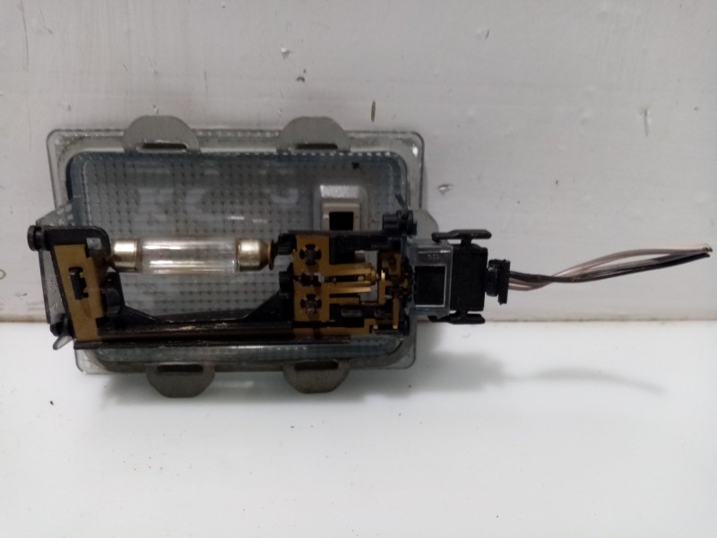 Recambio de luz interior para opel corsa d enjoy referencia OEM IAM 13101642  
