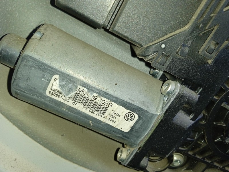 Recambio de motor elevalunas trasero derecho para vw golf v (1k1) 1.9 tdi referencia OEM IAM 5M0839401B  