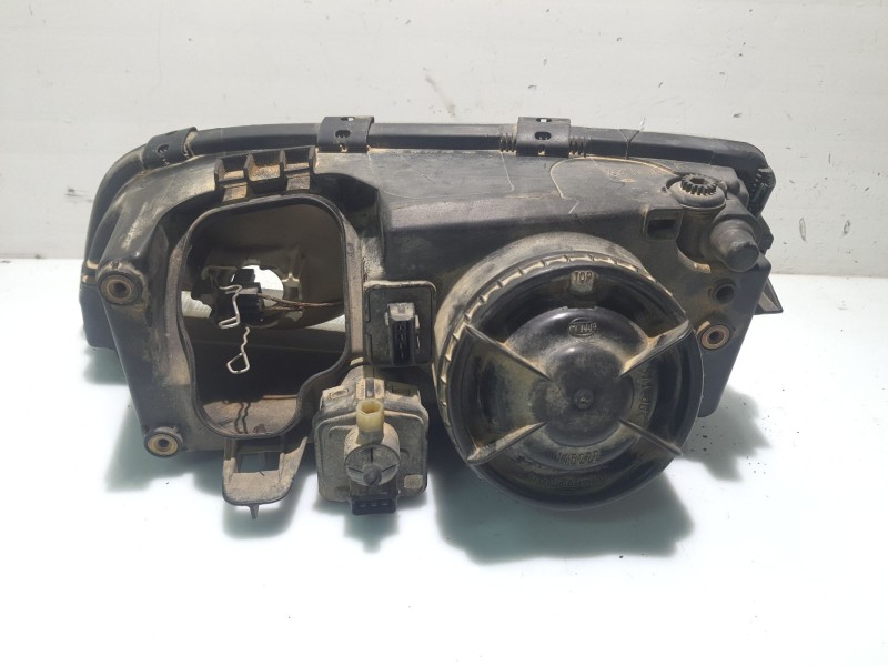 Recambio de faro derecho para volvo v70 familiar referencia OEM IAM 8628401  