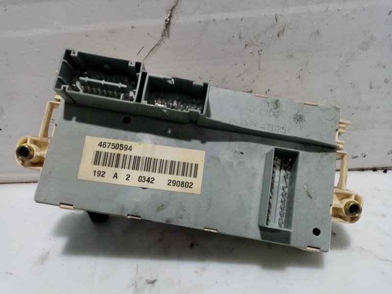 Recambio de caja reles / fusibles para fiat stilo (192) referencia OEM IAM 46750594  