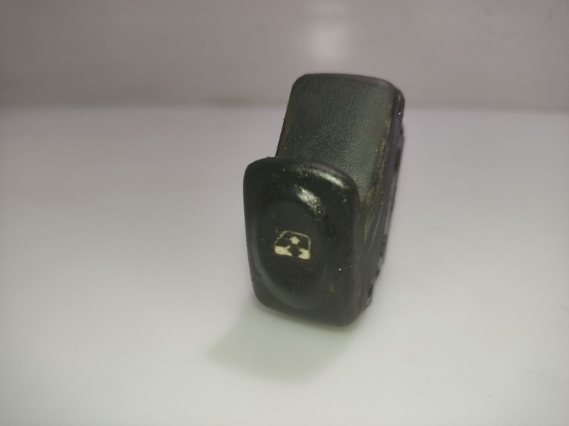 Recambio de mando elevalunas trasero derecho para renault megane scenic rxe 1.9d referencia OEM IAM 839099G  