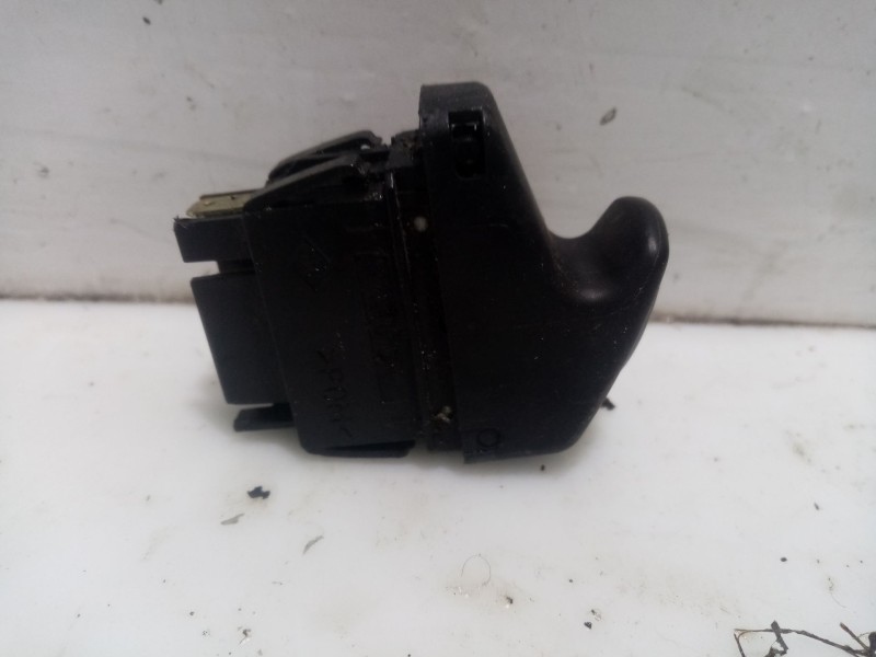 Recambio de mando elevalunas delantero izquierdo para renault scenic referencia OEM IAM 5193MEDI  