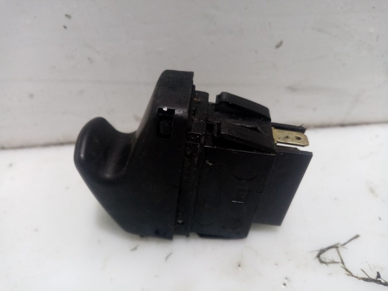 Recambio de mando elevalunas delantero izquierdo para renault scenic referencia OEM IAM 5193MEDI  