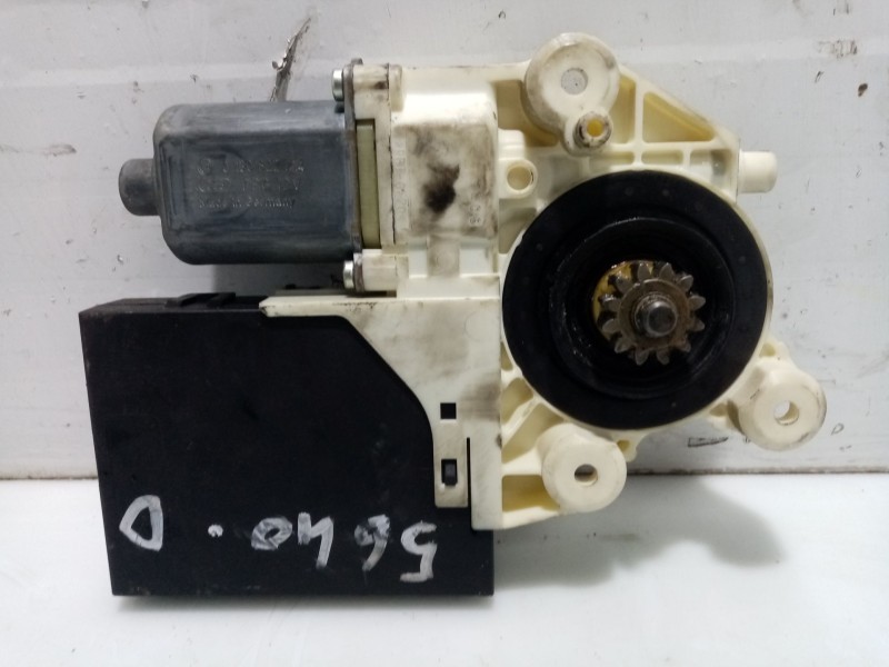 Recambio de motor elevalunas delantero derecho para ford focus ii (da_, hcp, dp) 1.6 tdci referencia OEM IAM 0130822214  