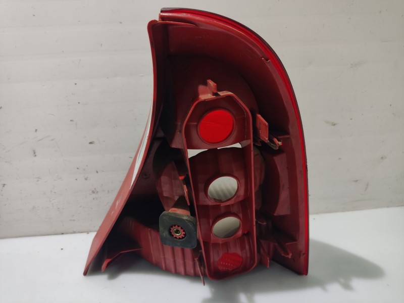 Recambio de piloto trasero izquierdo para renault clio ii fase ii (b/cb0) referencia OEM IAM 8200071413   Recambio de piloto trasero izquierdo para renault clio ii fase ii (b/cb0) referencia OEM IAM 8200071413