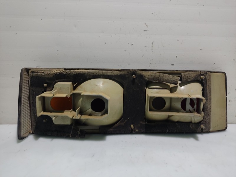 Recambio de piloto trasero derecho para ford escort berlina referencia OEM IAM 6139495  