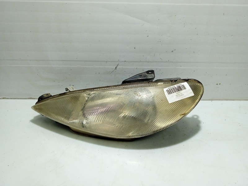 Recambio de faro izquierdo para peugeot 206 berlina 1.9 diesel referencia OEM IAM 6204S7  