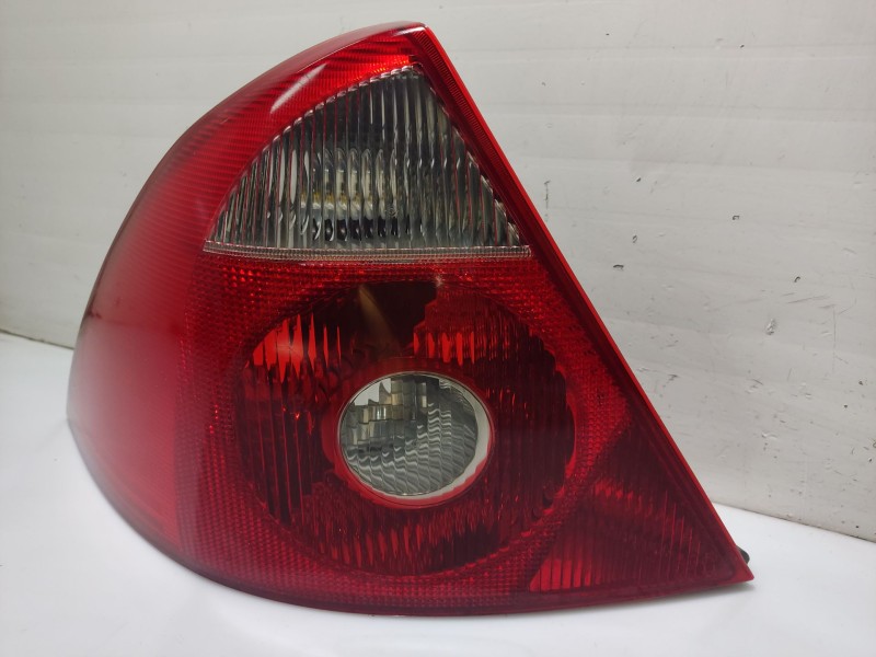 Recambio de piloto trasero izquierdo para ford mondeo iii (b5y) 2.0 tdci referencia OEM IAM 1371861  