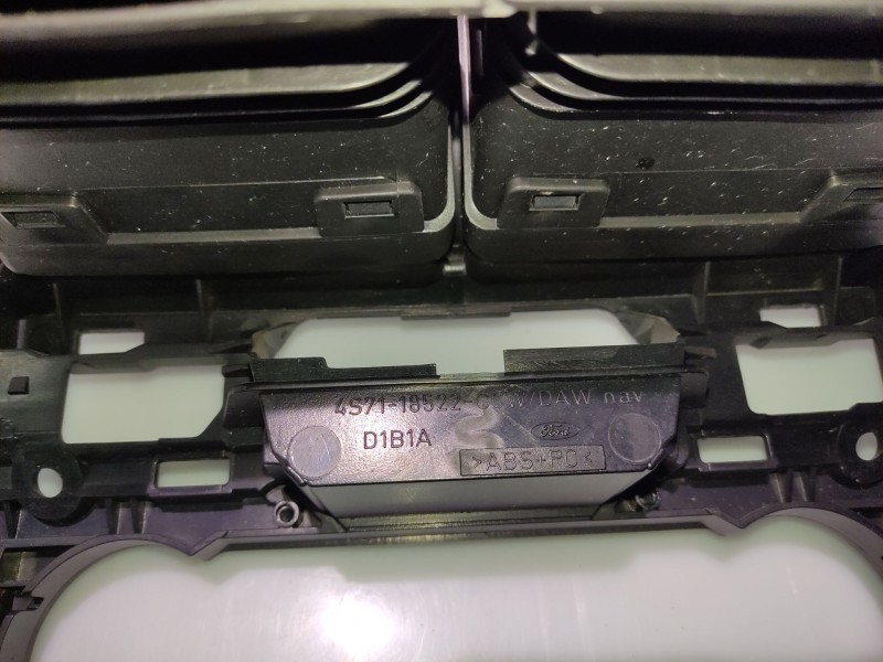 Recambio de moldura para ford mondeo iii (b5y) 2.0 tdci referencia OEM IAM 4S7118522 4S7118522CCW 