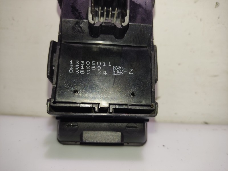 Recambio de mando elevalunas delantero izquierdo para opel insignia a (g09) 2.0 cdti (68) referencia OEM IAM 13305011  