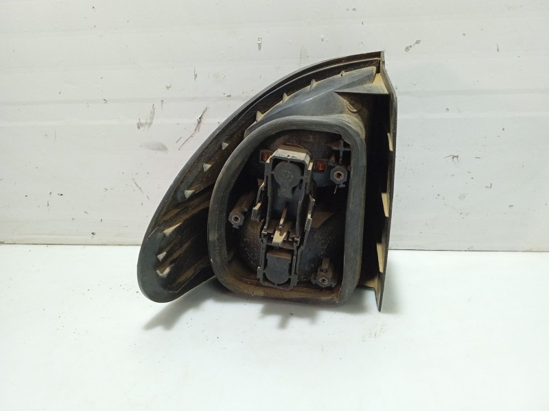 Recambio de piloto trasero derecho para renault laguna (b56) referencia OEM IAM 7700820051  