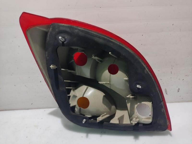 Recambio de piloto trasero derecho para ford fiesta iv (ja_, jb_) 1.0 i referencia OEM IAM 1044154  