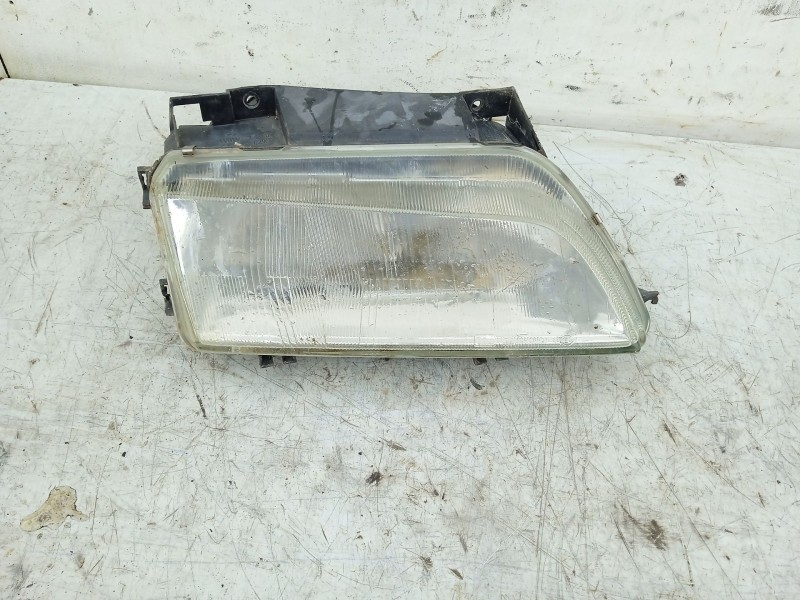 Recambio de faro derecho para citroën xantia berlina 1.6 sx referencia OEM IAM 6205S0  