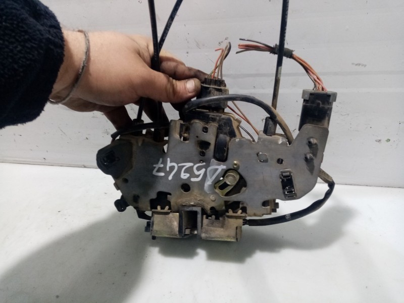 Recambio de cerradura puerta lateral derecha para chrysler grand voyager referencia OEM IAM 5019052AC  