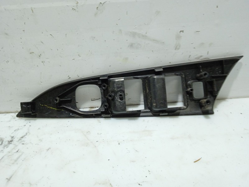 Recambio de moldura para mazda 3 (bk) 1.6 di turbo referencia OEM IAM BS3H684L6 BS3H4581J 