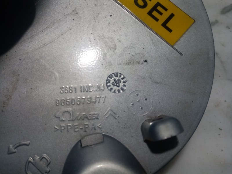 Recambio de tapa exterior combustible para citroën c4 berlina referencia OEM IAM 9650573477  