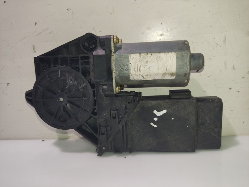 Recambio de motor elevalunas delantero izquierdo para volkswagen passat berlina (3b3) referencia OEM IAM 0130821694  