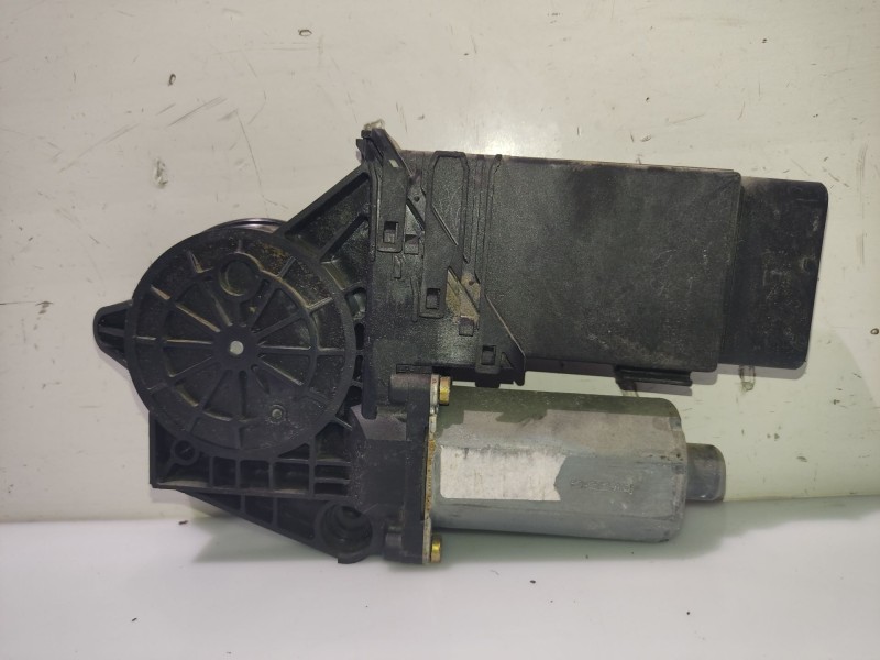 Recambio de motor elevalunas delantero derecho para volkswagen passat berlina (3b3) referencia OEM IAM 0130821695  