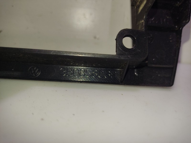 Recambio de moldura para volkswagen passat berlina (3b3) referencia OEM IAM 3B0858069  