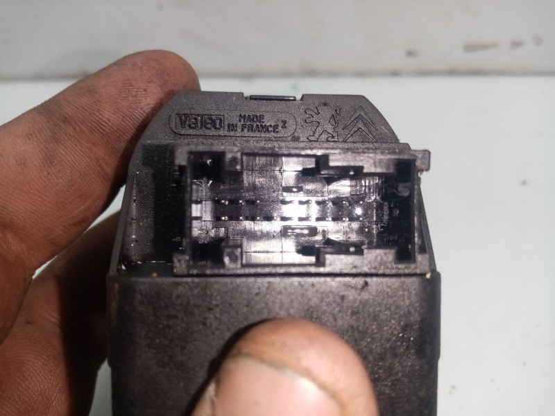 Recambio de mando elevalunas delantero izquierdo para peugeot 206 berlina referencia OEM IAM 0  