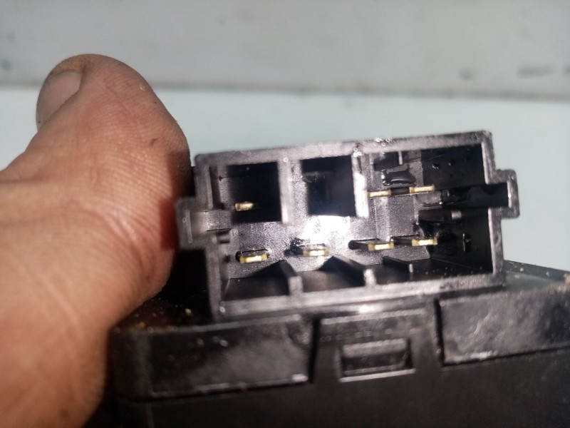 Recambio de mando elevalunas delantero izquierdo para peugeot 206 berlina referencia OEM IAM 0  