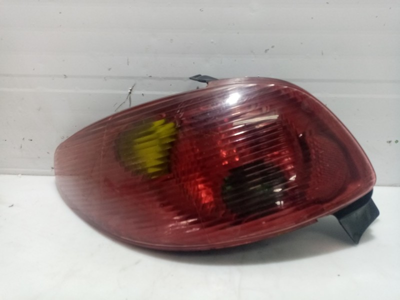 Recambio de piloto trasero izquierdo para peugeot 206 berlina referencia OEM IAM 6350S0  