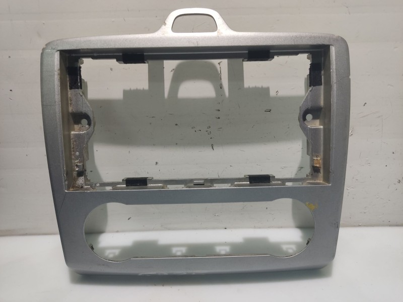 Recambio de moldura para ford focus berlina (cap) referencia OEM IAM 4M5118522EB  