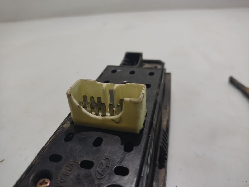 Recambio de mando elevalunas delantero izquierdo para hyundai matrix (fc) 1.6 cat referencia OEM IAM 9357017100  