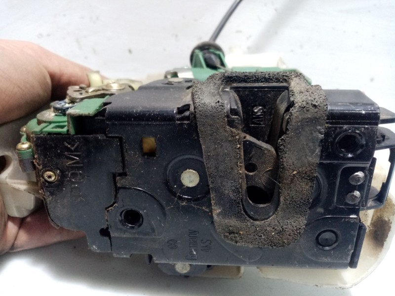 Recambio de cerradura puerta trasera izquierda para volkswagen polo (9n1) trendline referencia OEM IAM 3B4839015AJ  