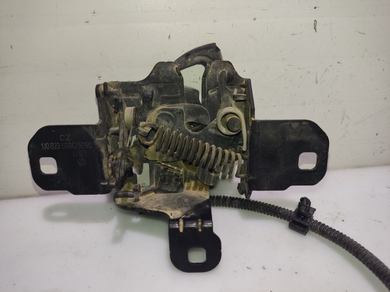 Recambio de cerradura capot para volkswagen bora variant (1j6) 1.9 tdi referencia OEM IAM 1J0823509C  