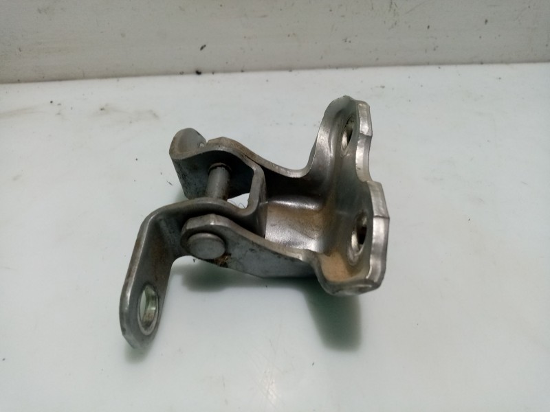 Recambio de bisagra puerta trasera derecha para toyota prius (nhw20) 1.5 cat referencia OEM IAM 6877052030  