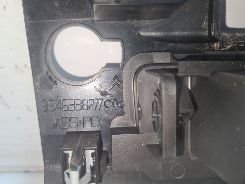 Recambio de moldura para citroën c4 berlina referencia OEM IAM   