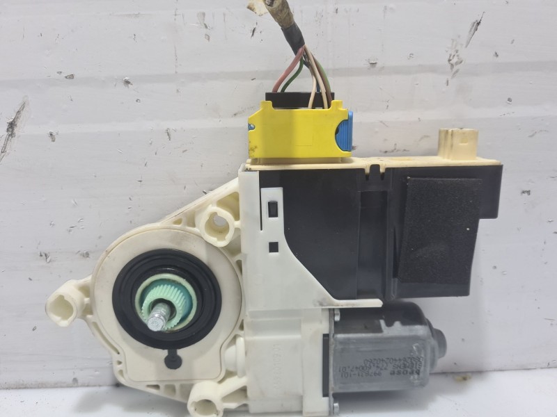 Recambio de motor elevalunas delantero derecho para citroën c4 berlina referencia OEM IAM 996388103  