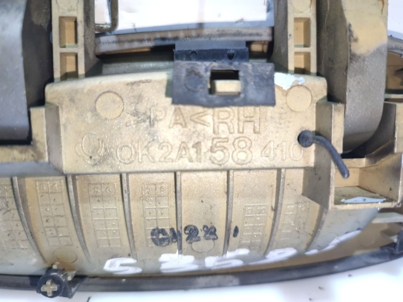 Recambio de maneta exterior delantera derecha para kia shuma referencia OEM IAM OK2A158410  