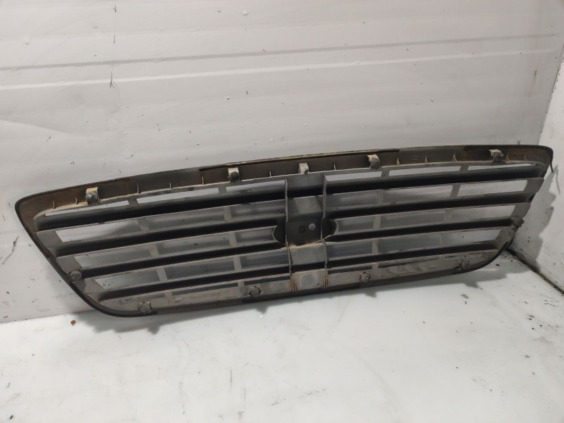 Recambio de rejilla paragolpes delantero para kia carnival ii referencia OEM IAM 0K55A50710CXX  