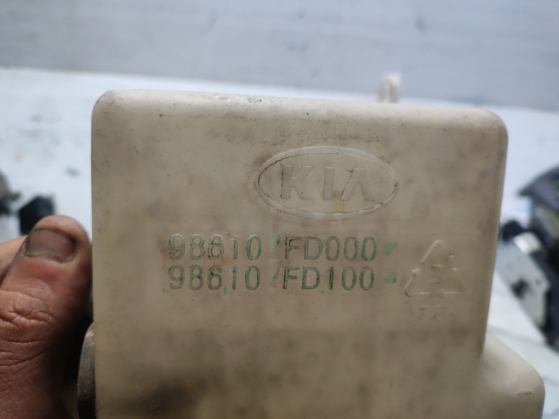 Recambio de deposito limpia para kia rio i hatchback (dc) 1.3 referencia OEM IAM 98610FD000 98610FD100 